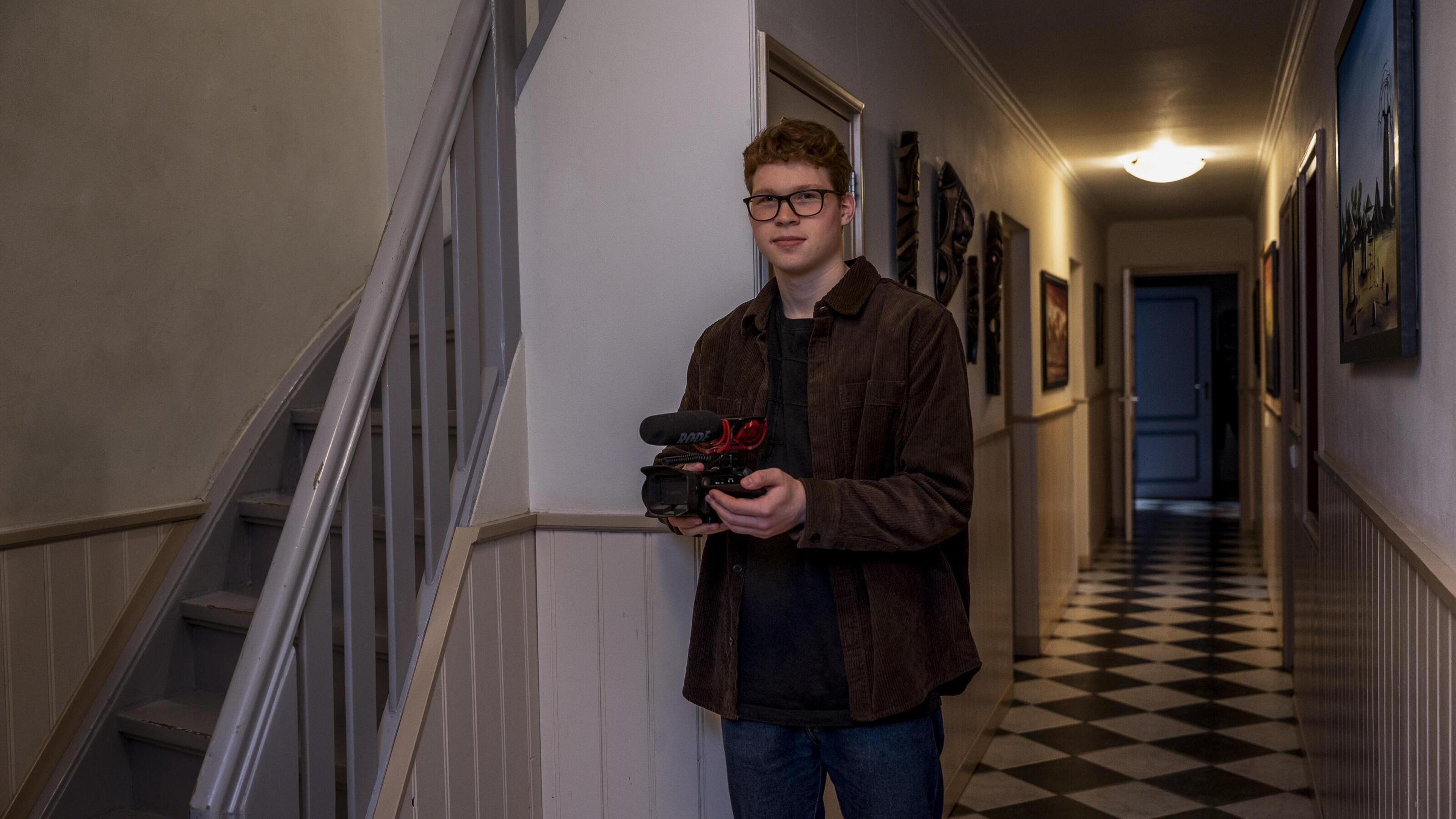 Sarel (18) uit Oosthuizen maakt onofficieel vervolg op oude hitserie ’Het Huis Anubis’ in vaders sto